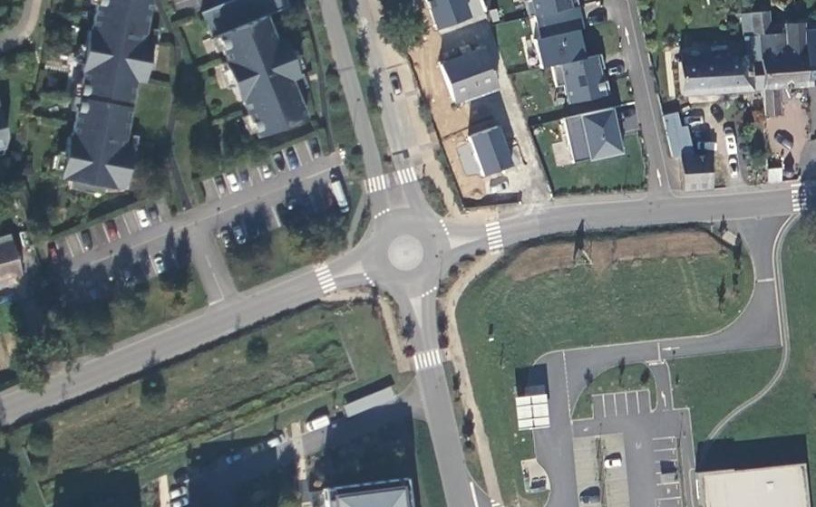 Vue aérienne du Rond-point anonyme n°687521296
