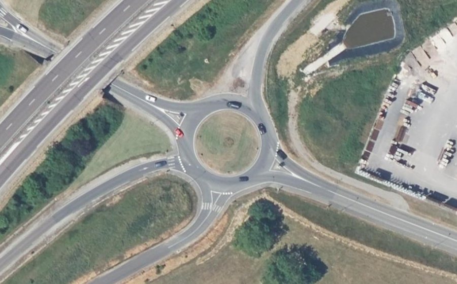 Vue aérienne du Rond-point anonyme n°687553471