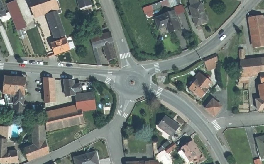 Vue aérienne du Rond-point anonyme n°68761090