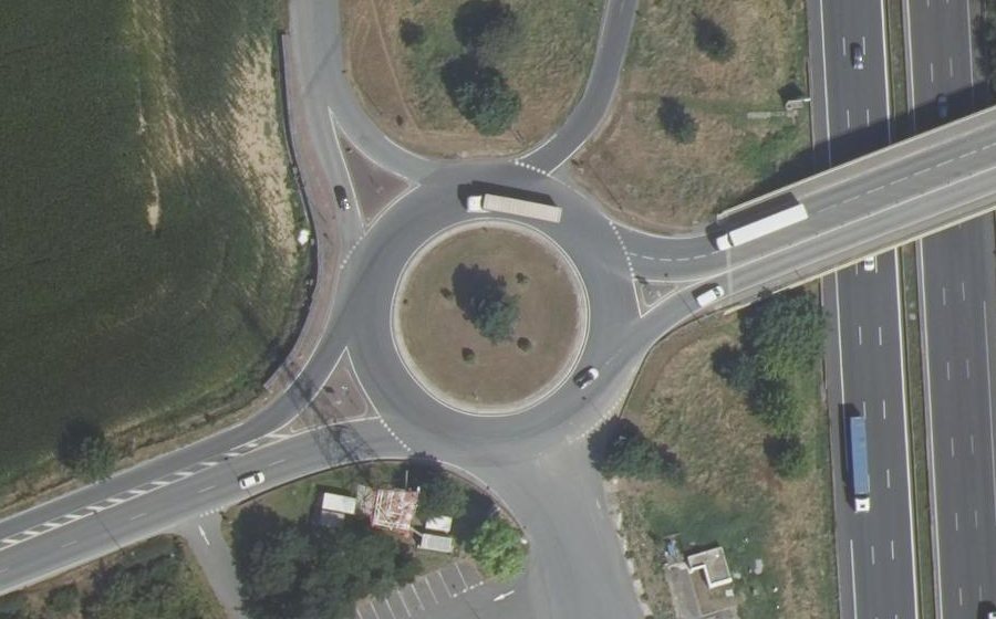 Vue aérienne du Rond-point anonyme n°687616565