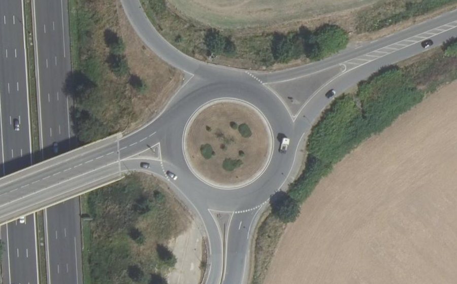 Vue aérienne du Rond-point anonyme n°687616574