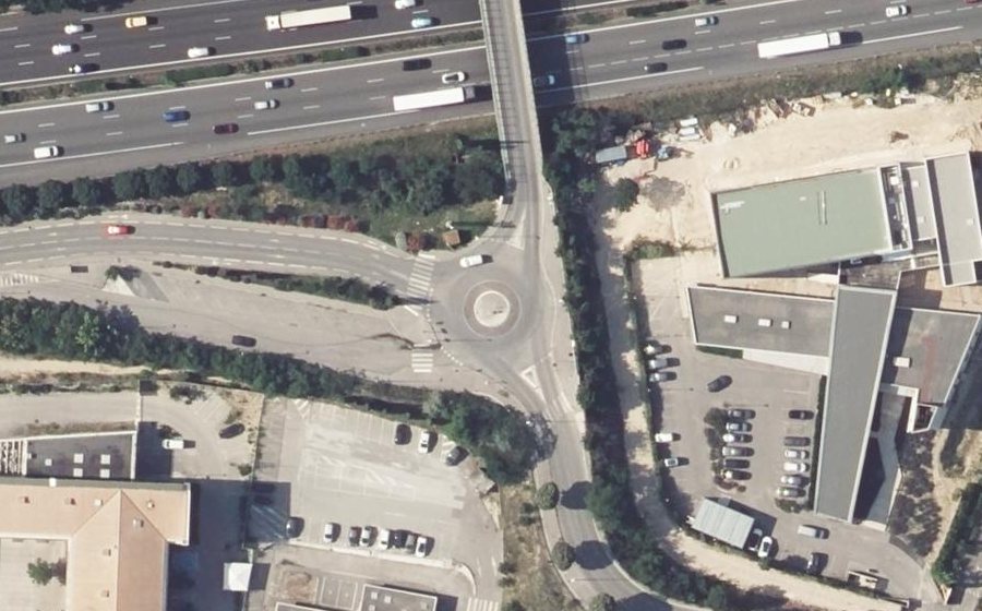 Vue aérienne du Rond-point anonyme n°687659665