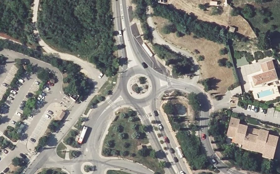 Vue aérienne du Rond-point anonyme n°687662935