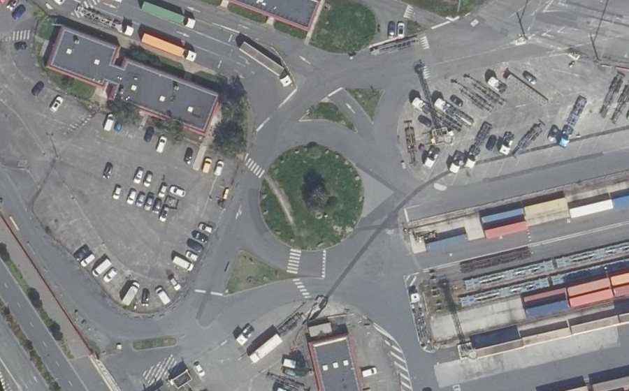 Vue aérienne du Rond-point anonyme n°687781387