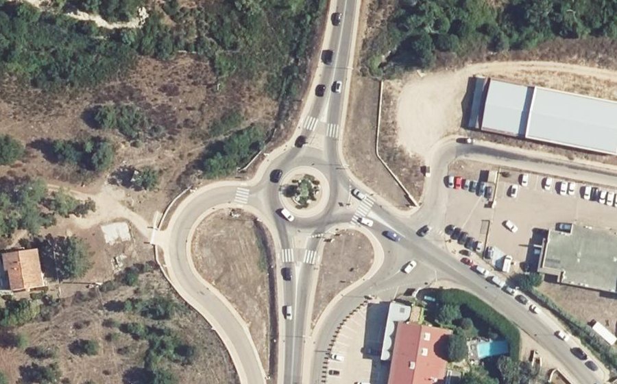 Vue aérienne du Rond-point anonyme n°687840041