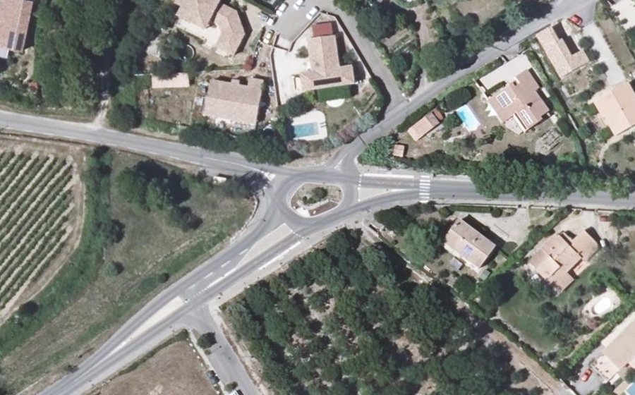Vue aérienne du Rond-point anonyme n°687904628