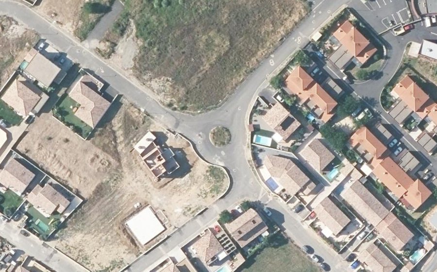Vue aérienne du Rond-point anonyme n°687940625
