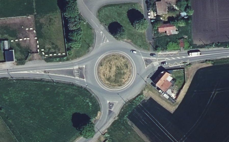 Vue aérienne du Rond-point anonyme n°68800848