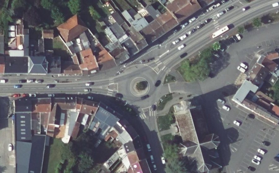 Vue aérienne du Rond-point anonyme n°688022187