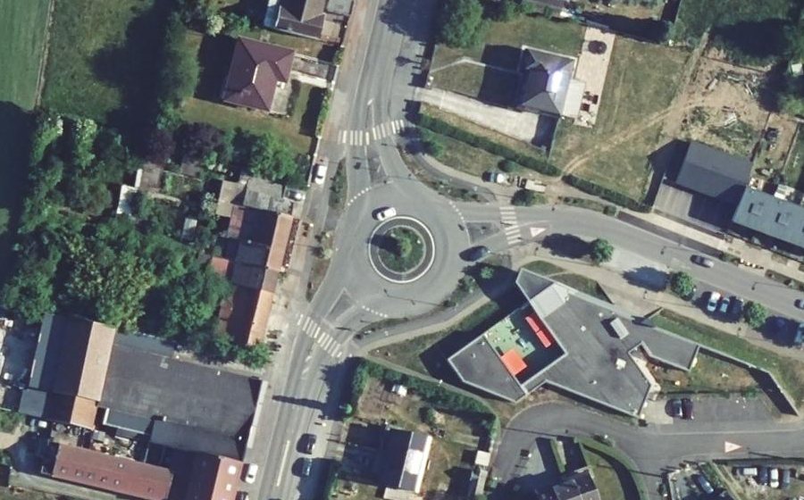 Vue aérienne du Rond-point anonyme n°688045451