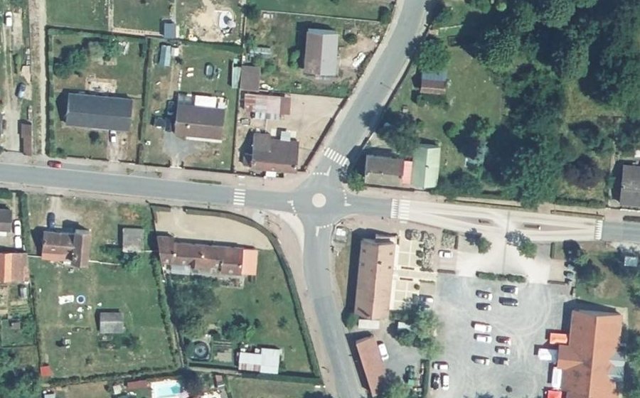 Vue aérienne du Rond-point anonyme n°688057244