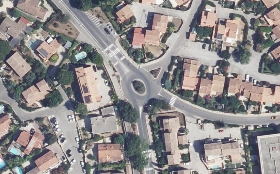 Vue aérienne du Rond-point anonyme n°688060753