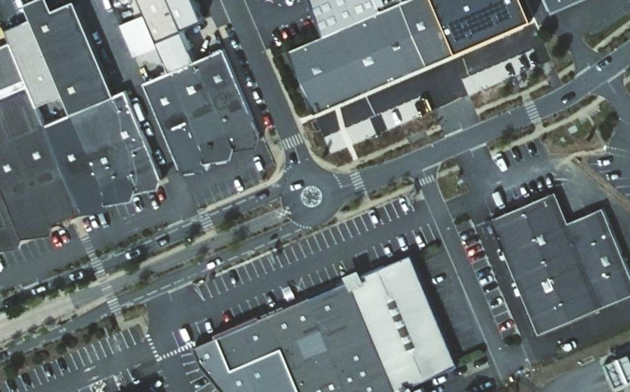 Vue aérienne du Rond-point anonyme n°688145056