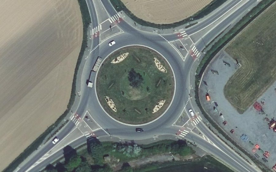 Vue aérienne du Rond-point anonyme n°688172052