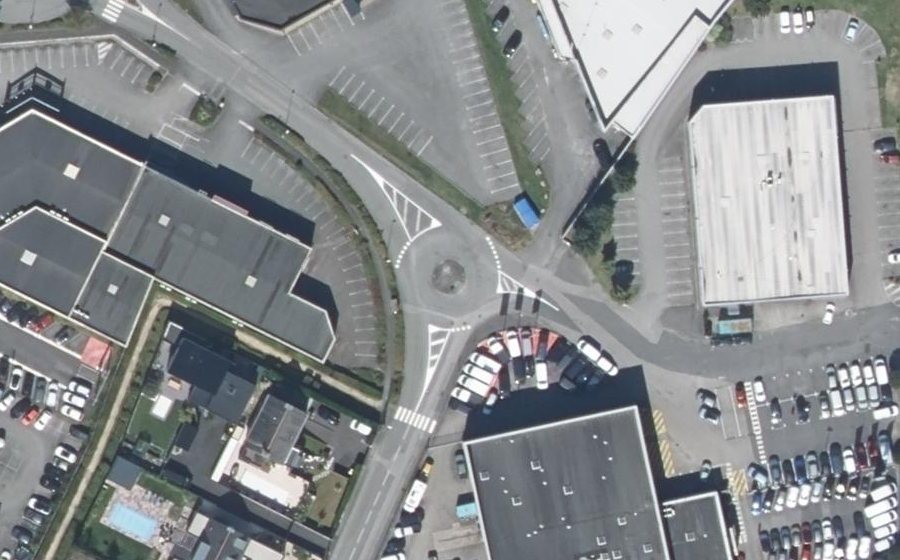 Vue aérienne du Rond-point anonyme n°688176087
