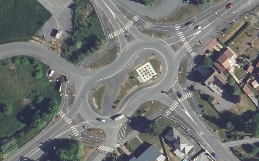 Vue aérienne du Rond-point anonyme n°688227769