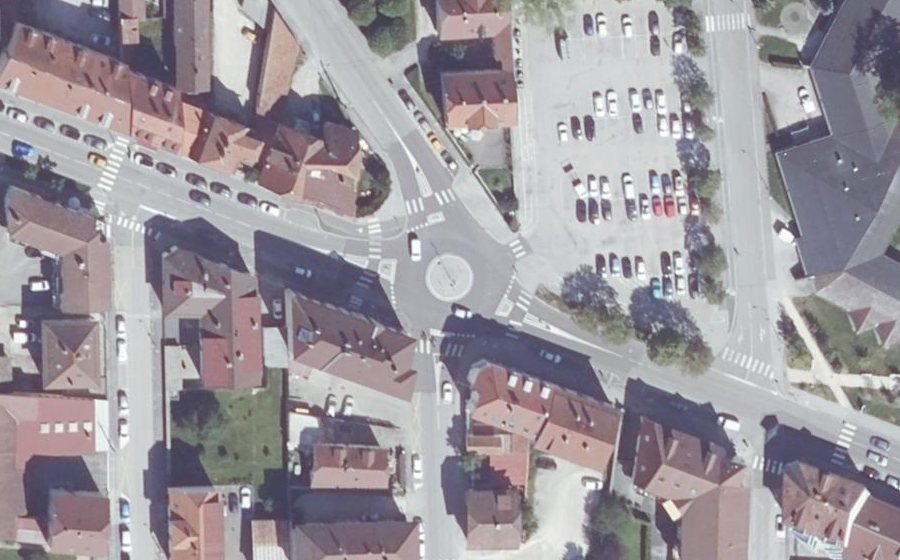 Vue aérienne du Rond-point anonyme n°688243695