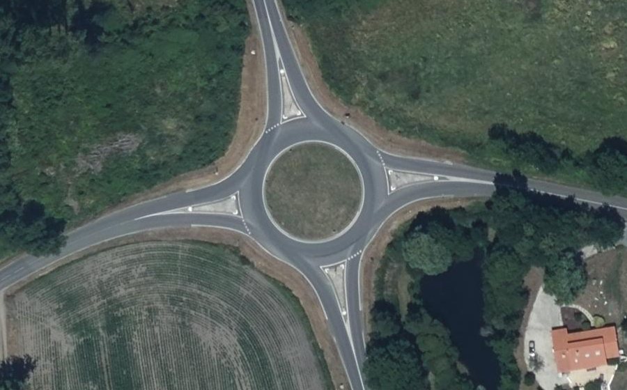 Vue aérienne du Rond-point anonyme n°688377536