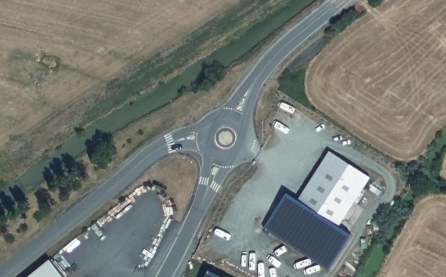 Vue aérienne du Rond-point anonyme n°688404214