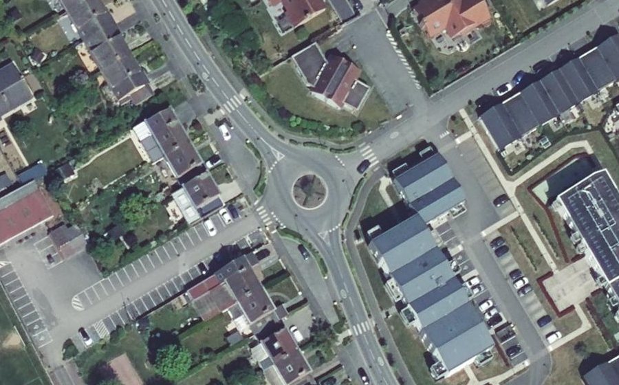 Vue aérienne du Rond-point anonyme n°688482814