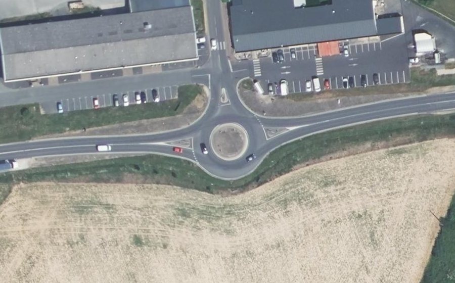 Vue aérienne du Rond-point anonyme n°688521750