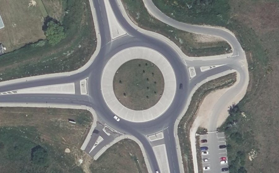 Vue aérienne du Rond-point anonyme n°688615454