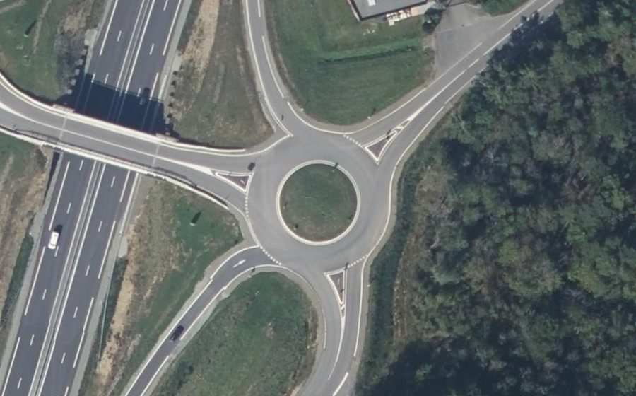 Vue aérienne du Rond-point anonyme n°688842305