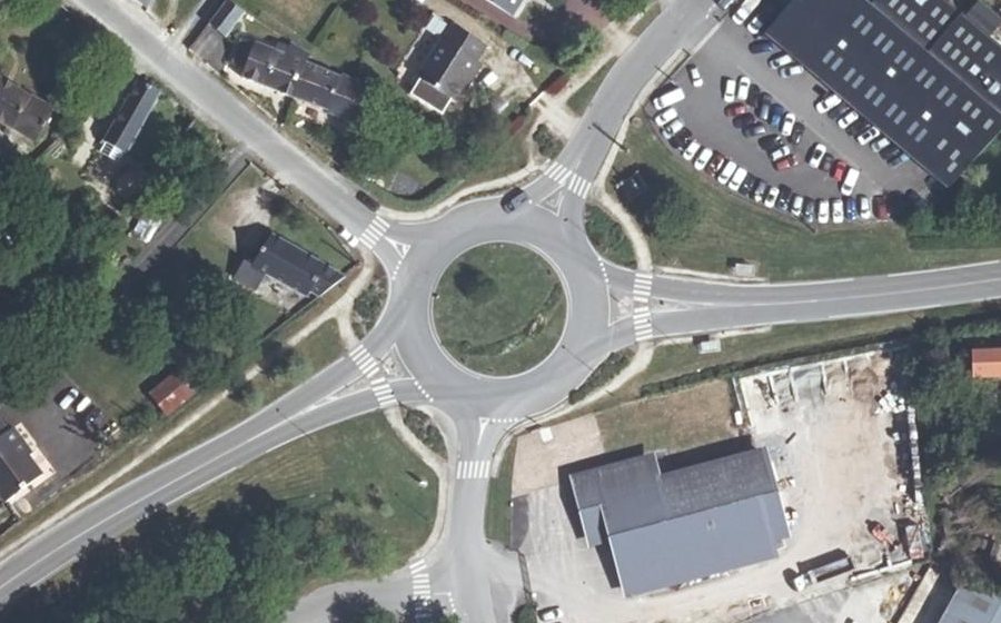 Vue aérienne du Rond-point anonyme n°688892720