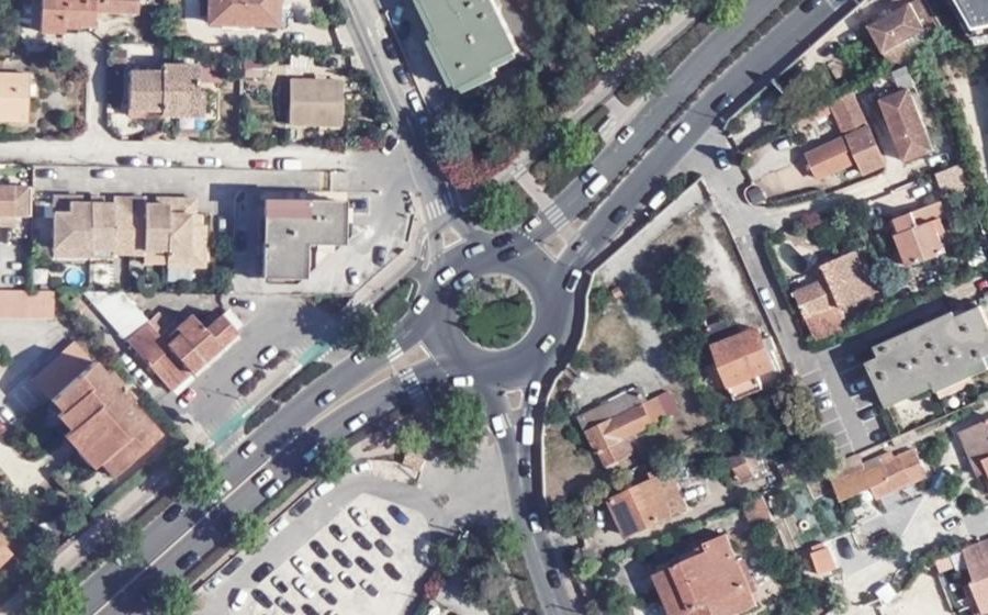 Vue aérienne du Rond-point anonyme n°688992342