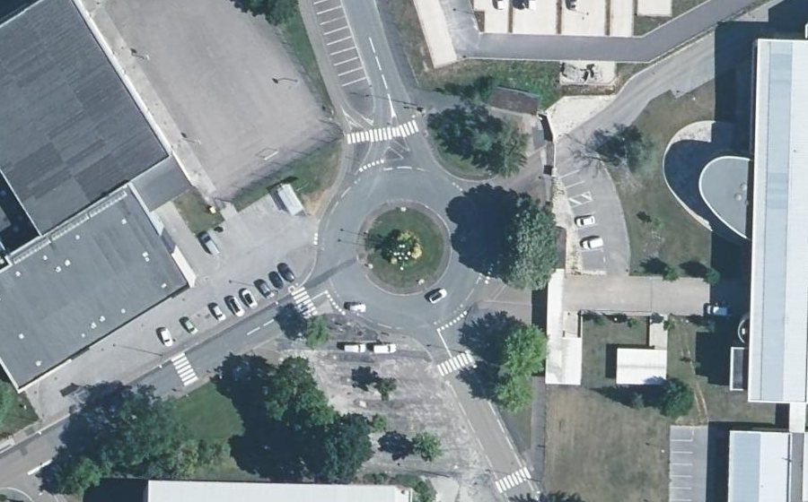 Vue aérienne du Rond-point anonyme n°68903356