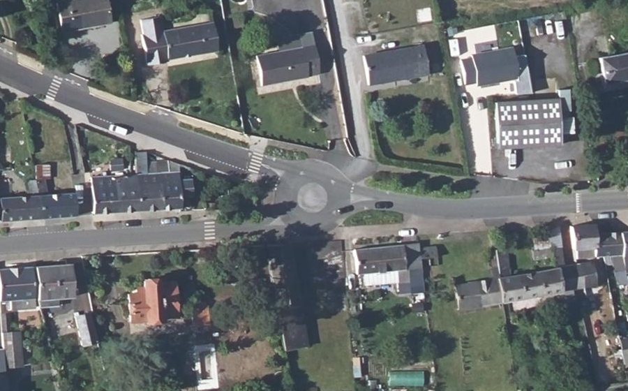 Vue aérienne du Rond-point anonyme n°689069654