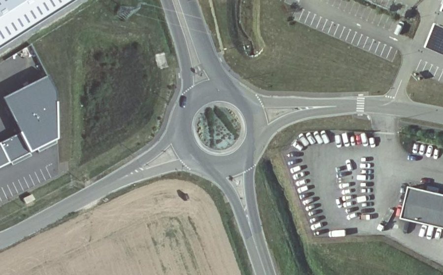 Vue aérienne du Rond-point anonyme n°689091038