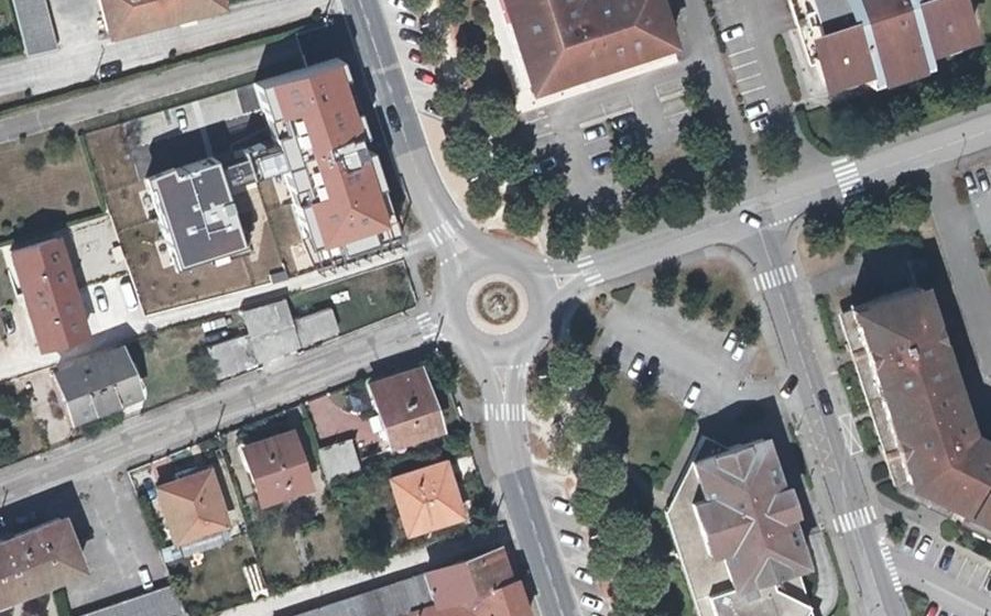 Vue aérienne du Rond-point anonyme n°68910375