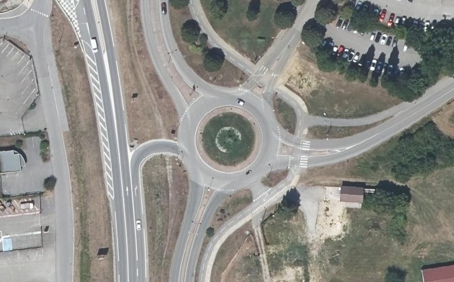 Vue aérienne du Rond-point anonyme n°68911181