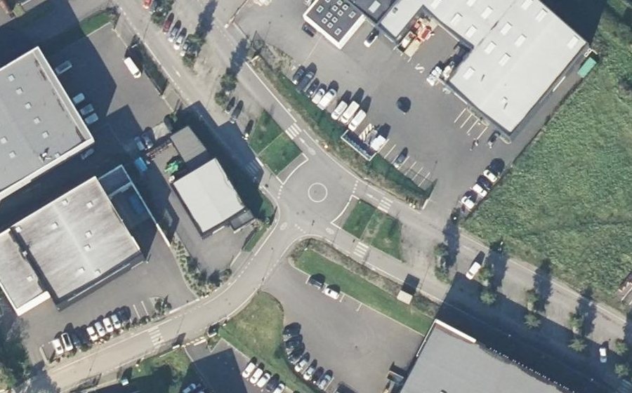 Vue aérienne du Rond-point anonyme n°689130739