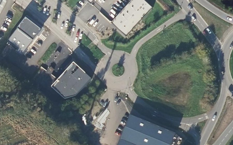 Vue aérienne du Rond-point anonyme n°689130741