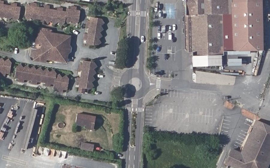 Vue aérienne du Rond-point anonyme n°689176038