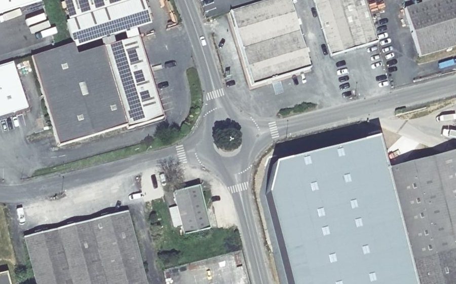 Vue aérienne du Rond-point anonyme n°68922338