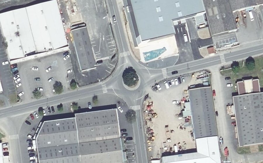 Vue aérienne du Rond-point anonyme n°68922346