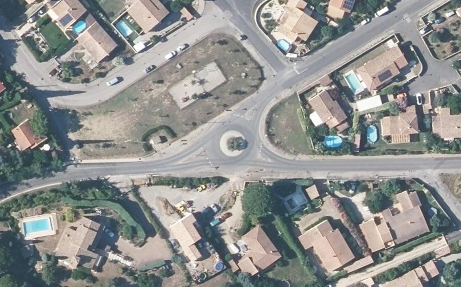 Vue aérienne du Rond-point anonyme n°68922635