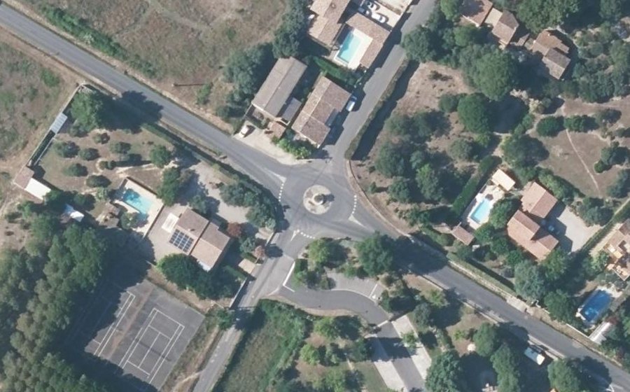 Vue aérienne du Rond-point anonyme n°68922655
