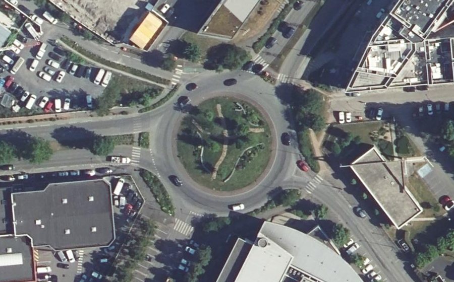 Vue aérienne du Rond-point anonyme n°689244386
