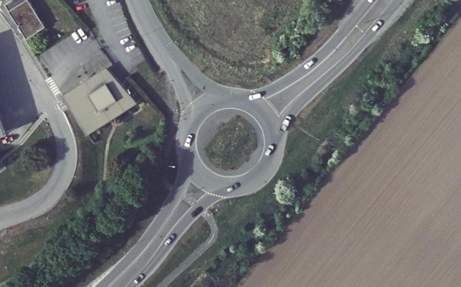 Vue aérienne du Rond-point anonyme n°689244396