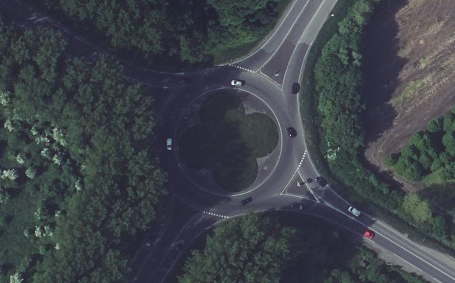 Vue aérienne du Rond-point anonyme n°689244401