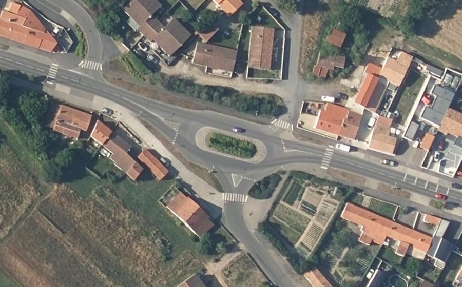 Vue aérienne du Rond-point anonyme n°689290383