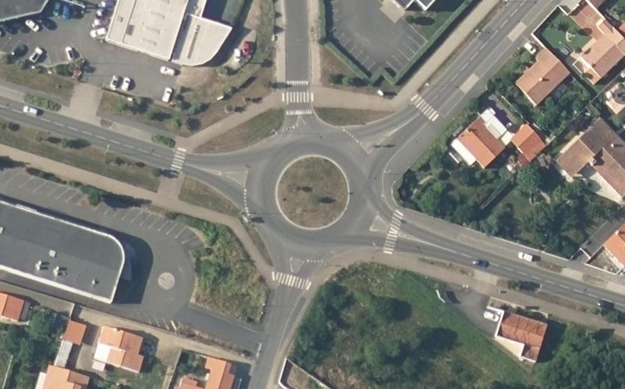 Vue aérienne du Rond-point anonyme n°689290387