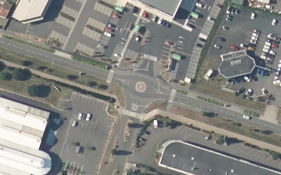 Vue aérienne du Rond-point anonyme n°689290389