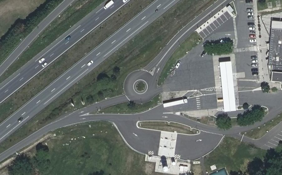 Vue aérienne du Rond-point anonyme n°689291874