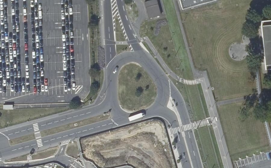 Vue aérienne du Rond-point anonyme n°689331132