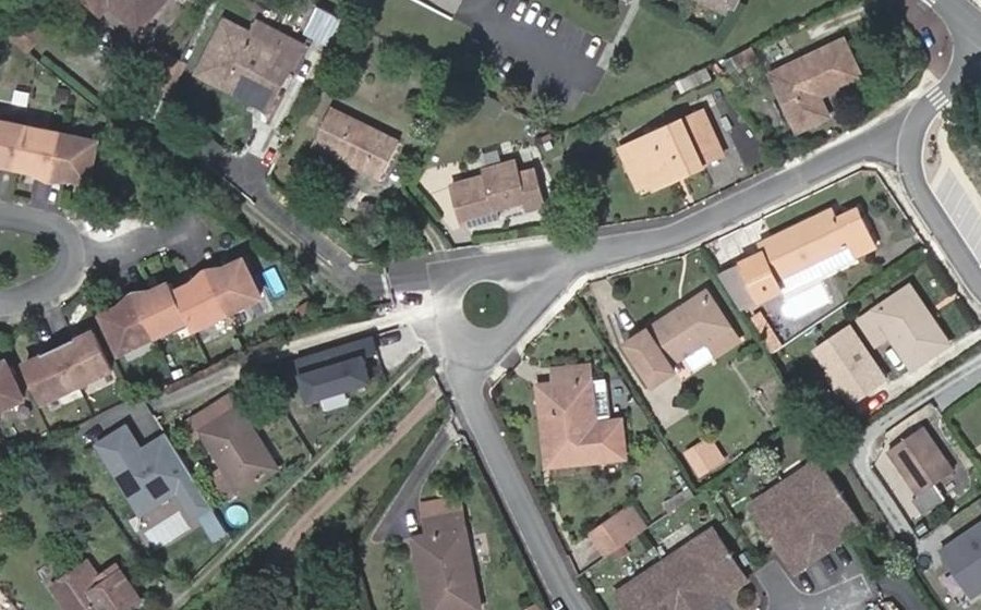 Vue aérienne du Rond-point anonyme n°689389037
